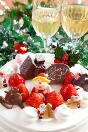 Foto de Delicioso pastel con decoraciones navideñas y fresas - Imagen libre de derechos