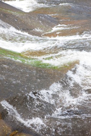 Téléchargez les photos : Éclaboussures d'eau sur la rivière - en image libre de droit
