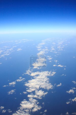 Téléchargez les photos : Ciel bleu avec des nuages blancs - en image libre de droit