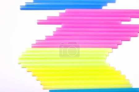 Téléchargez les photos : Vue rapprochée de pailles colorées sur fond blanc - en image libre de droit