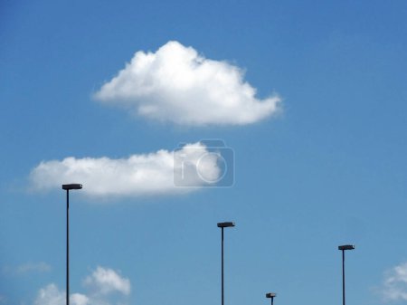 Téléchargez les photos : Lanternes et nuages blancs sur le fond du ciel. - en image libre de droit
