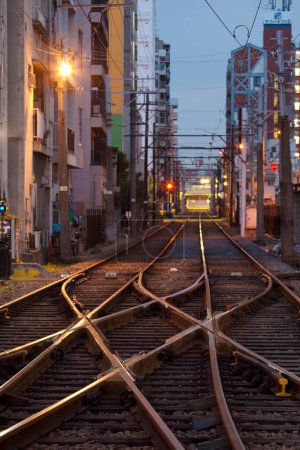 Foto de Vista de las vías del tren por la noche - Imagen libre de derechos