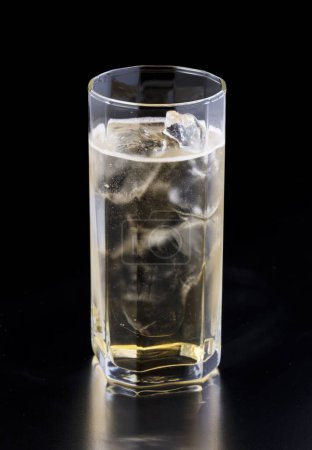 Téléchargez les photos : Verre d'eau avec glace sur fond noir - en image libre de droit