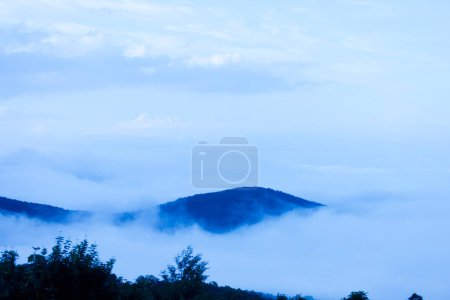 Foto de Hermosa vista de las montañas y las nubes en el fondo de la naturaleza - Imagen libre de derechos