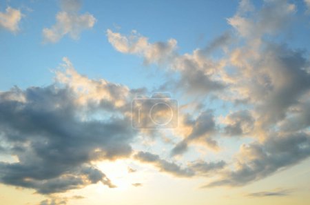 Téléchargez les photos : Nuages dans le ciel dans la soirée - en image libre de droit