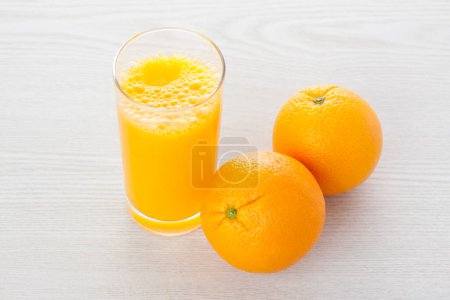 Foto de Vaso de zumo de naranja sobre fondo - Imagen libre de derechos