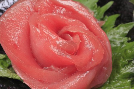 Foto de Sashimi atún rollo flor de rosa decorado - Imagen libre de derechos