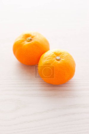 Téléchargez les photos : Oranges mûres fraîches sur fond de table en bois - en image libre de droit