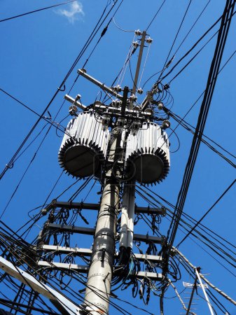 Téléchargez les photos : Lignes électriques à haute tension sur le fond bleu ciel - en image libre de droit
