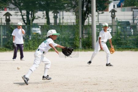 Foto de Jóvenes japoneses jugando béisbol en Japón - Imagen libre de derechos