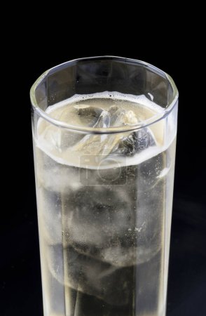 Téléchargez les photos : Verre d'eau avec glace sur fond noir - en image libre de droit