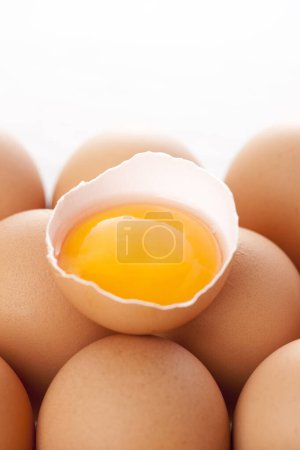 Téléchargez les photos : Œuf cassé avec jaune sur les œufs - en image libre de droit
