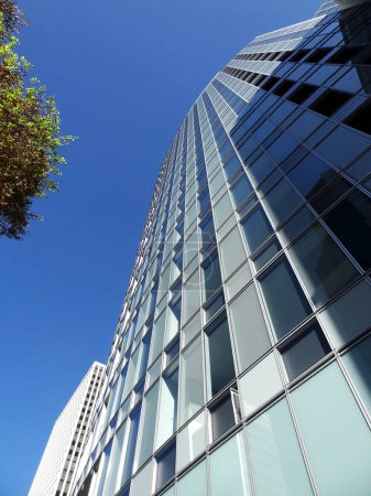Téléchargez les photos : Vue à angle bas de l'architecture urbaine moderne en ville et ciel bleu - en image libre de droit