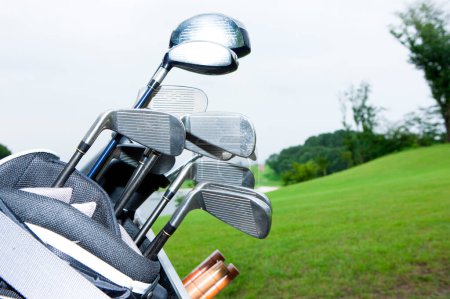 Téléchargez les photos : Gros plan des clubs de golf dans le club de golf sur fond - en image libre de droit
