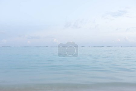 Téléchargez les photos : Belle plage tropicale avec vue panoramique sur la mer et ciel bleu - en image libre de droit