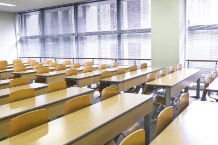 Foto de Interior de aula vacía en la escuela. Filas de escritorios y sillas de madera - Imagen libre de derechos