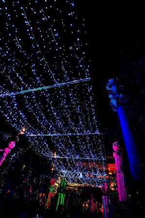 Téléchargez les photos : Rue de la ville avec guirlandes illuminées festives la nuit - en image libre de droit