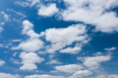 Téléchargez les photos : Nuages bleus dans le ciel - en image libre de droit
