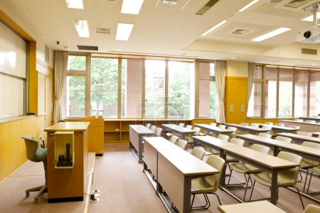 Téléchargez les photos : Intérieur de la salle de classe vide à l'école. Lignes de bureaux et chaises en bois - en image libre de droit