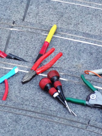 Téléchargez les photos : Pinces et outils dans la rue - en image libre de droit