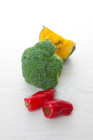 Téléchargez les photos : Légumes différents sur une table en bois - en image libre de droit