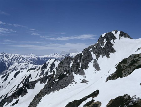 Téléchargez les photos : Beau paysage des montagnes en hiver - en image libre de droit