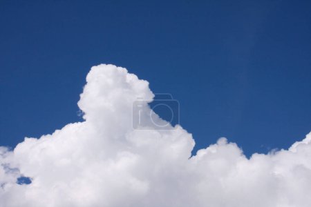 Foto de Hermosas nubes blancas en el cielo azul - Imagen libre de derechos