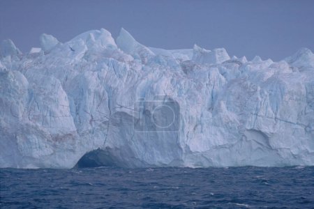 Foto de Iceberg flotando en las frígidas aguas - Imagen libre de derechos