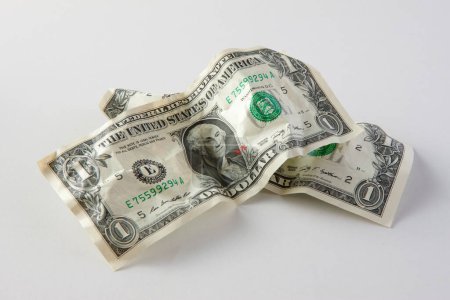 Téléchargez les photos : Deux billets d'un dollar sur fond blanc - en image libre de droit