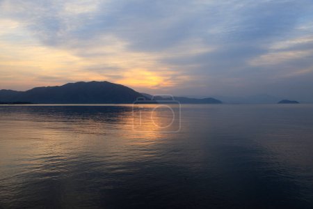 Foto de Hermosa puesta de sol sobre el mar. naturaleza fondo - Imagen libre de derechos