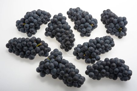 Téléchargez les photos : Tas de raisins rouges isolés sur fond blanc - en image libre de droit