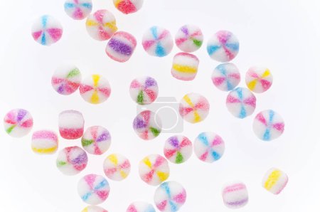 Foto de Dulces caramelos aislados sobre fondo blanco - Imagen libre de derechos