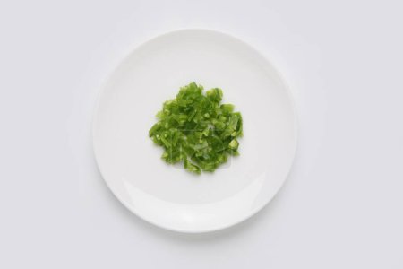 Téléchargez les photos : Salade d'algues vertes sur assiette blanche. - en image libre de droit