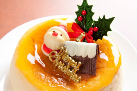 Téléchargez les photos : Délicieux gâteau avec des décorations de Noël sur assiette - en image libre de droit