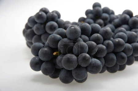Foto de Montón de uvas rojas aisladas sobre fondo blanco - Imagen libre de derechos