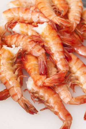 Téléchargez les photos : Gros plan de délicieuses crevettes cuites sur la plaque blanche. - en image libre de droit