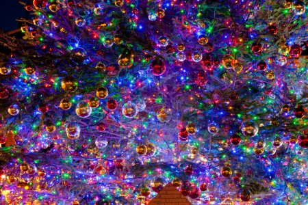 Téléchargez les photos : Arbre de Noël avec des lumières colorées et des boules la nuit - en image libre de droit