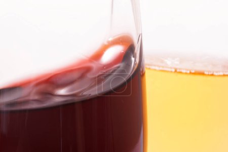 Foto de Vino tinto en una copa con una botella - Imagen libre de derechos