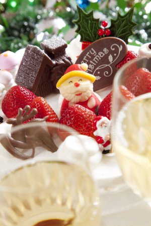 Foto de Delicioso pastel de chocolate con decoraciones de Navidad y fresas - Imagen libre de derechos