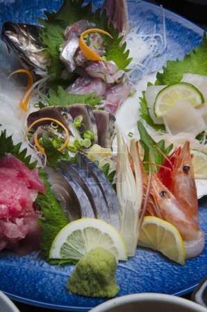 Téléchargez les photos : Poisson sashimi sur une table, nourriture japonaise - en image libre de droit