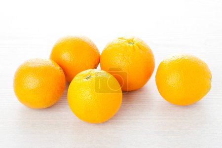Téléchargez les photos : Oranges fruits isolés sur fond blanc - en image libre de droit
