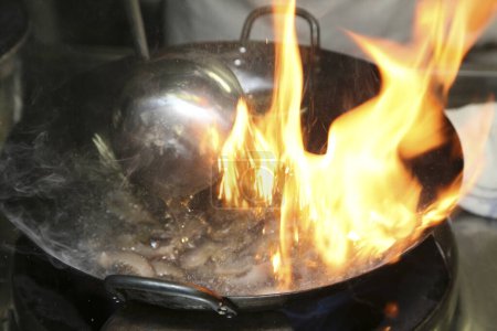 Téléchargez les photos : Processus de cuisson dans la cuisine - en image libre de droit