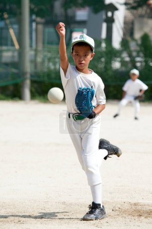 Téléchargez les photos : Un garçon jouant au baseball - en image libre de droit