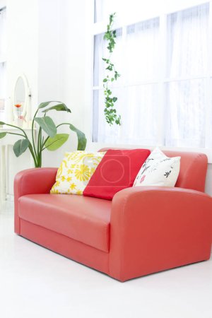 Téléchargez les photos : Canapé rouge et oreiller sur le fond du salon - en image libre de droit