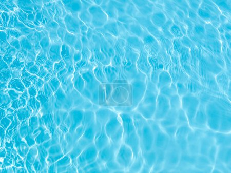 Téléchargez les photos : Reflet ondulé de la surface de l'eau bleue - en image libre de droit