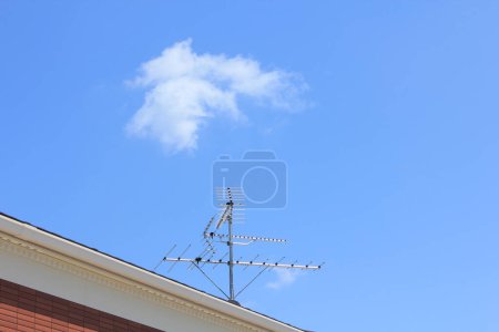 Téléchargez les photos : Télévision par satellite avec ciel bleu sur le fond - en image libre de droit