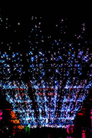 Téléchargez les photos : Rue de la ville avec guirlandes illuminées festives la nuit - en image libre de droit