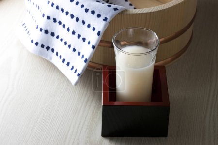 Téléchargez les photos : Boisson traditionnelle japonaise à base d'alcool sucré à base de saké. Amazone - en image libre de droit