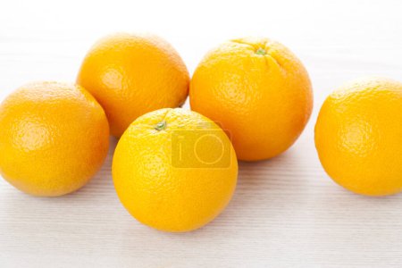 Foto de Naranjas frutas aisladas sobre fondo blanco - Imagen libre de derechos