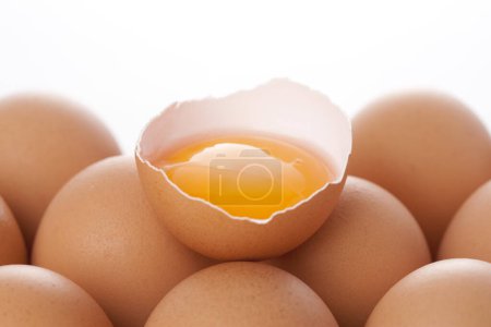 Foto de Huevo roto con yema en los huevos - Imagen libre de derechos